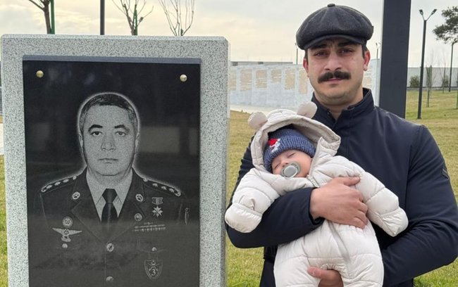 Oğlu və nəvəsi məzarı başında... - Foto