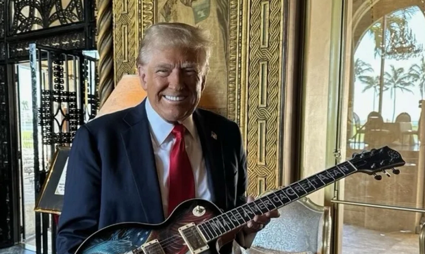 Donald Tramp gitara, saat və İncil satışından milyonlar qazanır