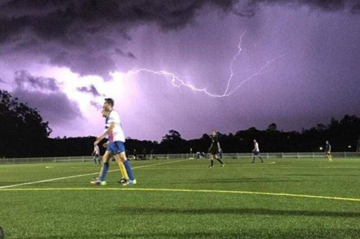 Oyun zamanı futbolçunu ildırım vurdu - HEYRƏTLƏNDİRİCİ GÖRÜNTÜ