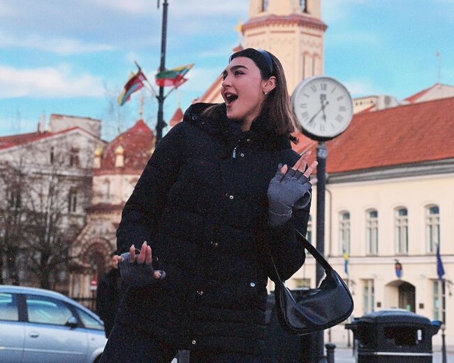 Van Dammın gəlini gimnast bacısı ilə - FOTO