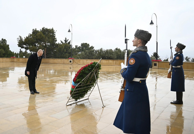 Prezident İlham Əliyev 20 Yanvar şəhidlərinin xatirəsini yad edib