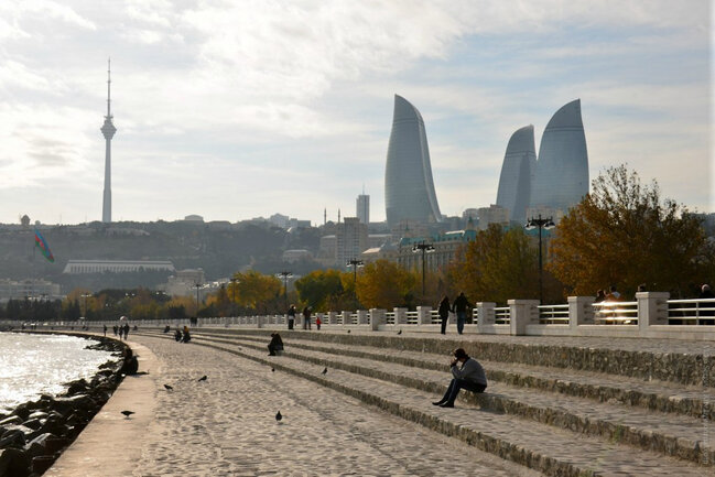 Bulvarda FACİƏ: 50 yaşlı kişi özünü dənizə atıb öldürdü