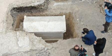 Torpağı qazarkən sandıq tapdı - İçinə baxanda İNANMADI: Sən demə illər əvvəl... / FOTOLAR