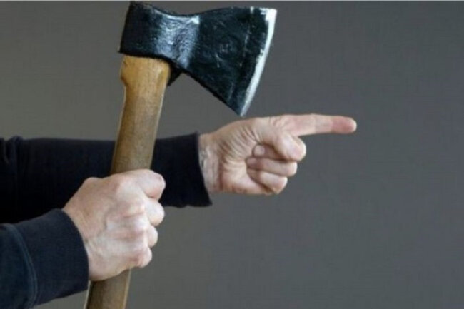 Sumqayıtda DƏHŞƏT: Ata oğlunu baltaladı