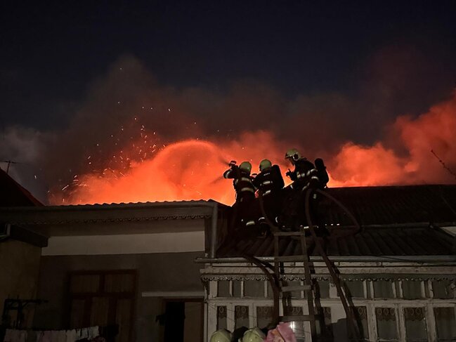 Gəncədə bitişik evlər yandı - Fotolar - Yenilənib