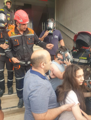 Bakıda köməksiz qalan sakinlərin xilas edilməsinin görüntüləri yayılıb