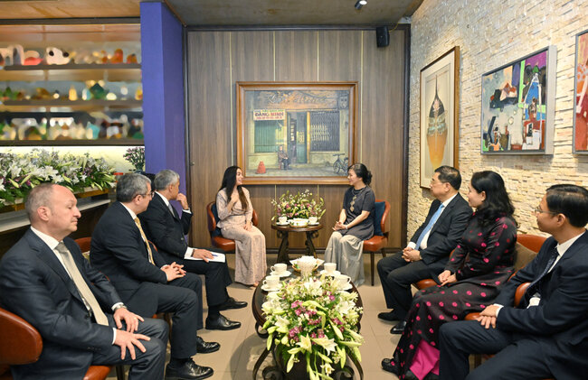 Leyla Əliyeva Vyetnamda muzeydə - Fotolar