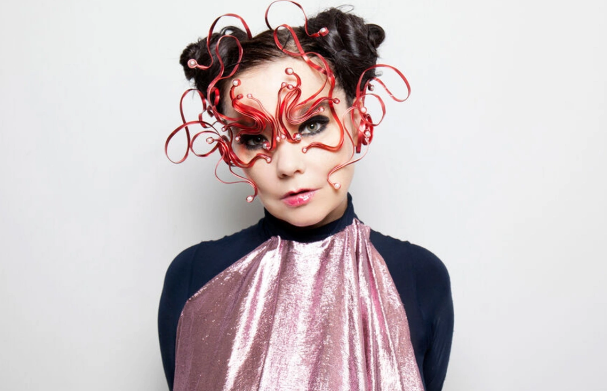 Tanınmış müğənni İslandiya hökumətini məhkəməyə verdi