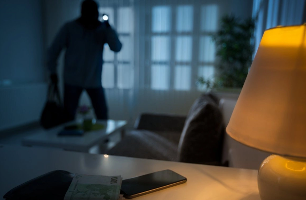 Fransada nazirin evi qarət olundu