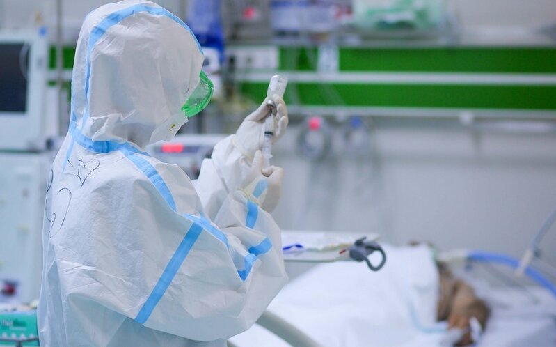 Koronavirus xəstələrinə baxan tibb işçiləri ilə bağlı qərar imzalandı