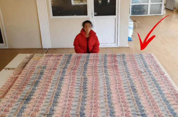 Polis tərəfindən tutulan dilənçinin üzərindən 50 min pul tapıldı - VİDEO