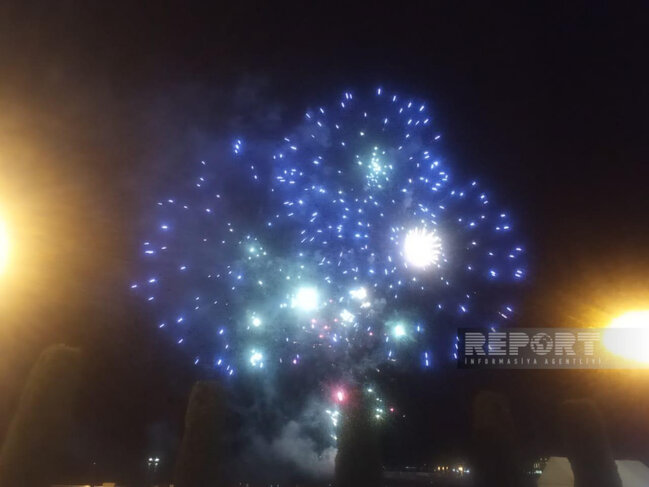 Bakıda Heydər Əliyevin 100 illik yubileyi ilə əlaqədar atəşfəşanlıq olub - FOTO