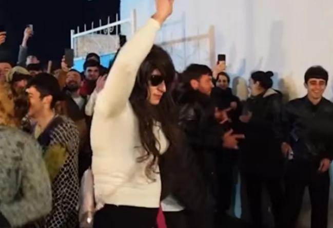 Sosial şəbəkədə yayılan görüntülər gündəmi alt-üst etdi: "Novruzda qadın kimi geyinmək adəti yoxdur!" - VİDEO