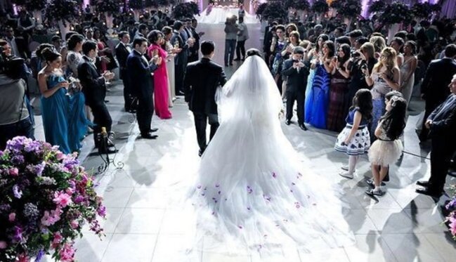 Toyda gəlinin anasının dekolteli geyimi müzakirə yaratdı - VİDEO