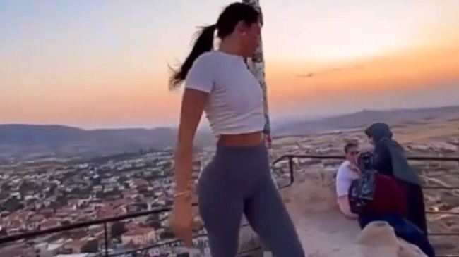 Bayraq dirəyində rəqs edən qız HƏBSXANALIQ OLDU - Üç ilə qədər cəza gözləyir / VİDEO