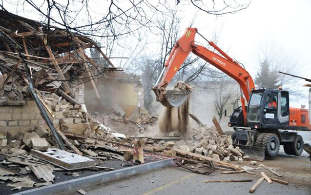 Beton panelin altında qalaraq öldü