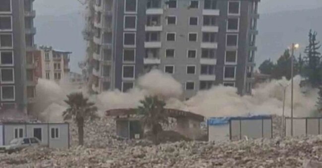 Zəlzələnin vurduğu 10 mərtəbəli bina dağıdıldı - VİDEO