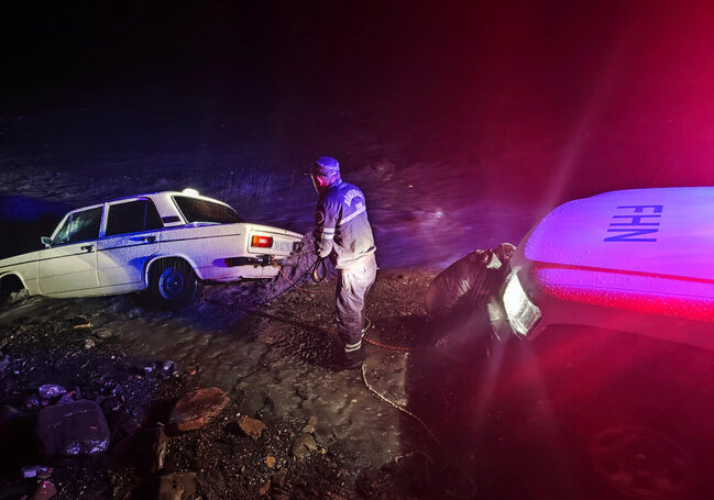 Qəbələdə içərisində iki nəfər olan avtomobil çayda batıb - VİDEO