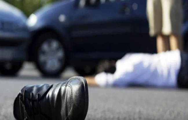 Atasını avtomobillə əzib öldürdü