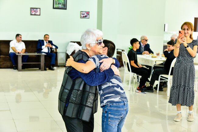 Ahıllar və kimsəsiz uşaqlar bir yerdə - VİDEO