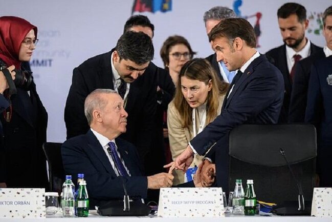 Ərdoğan niyə Makronun barmağından tutmuşdu? - SƏBƏB - VİDEO