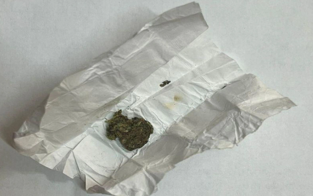 Təcridxanada olan qardaşına narkotik vasitə aparan şəxs saxlanılıb