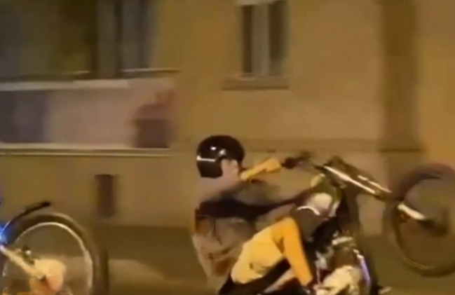 Şəhərin mərkəzində motosikletlə "şou" göstərdilər - Həbs olundular