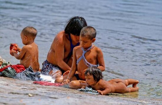 Hamını təəccübləndirən qəbilə: Ölünün külünü yeyirlər