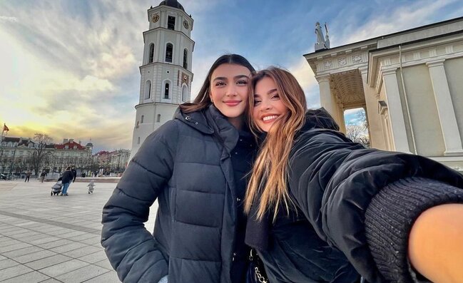 Van Dammın gəlini gimnast bacısı ilə - FOTO