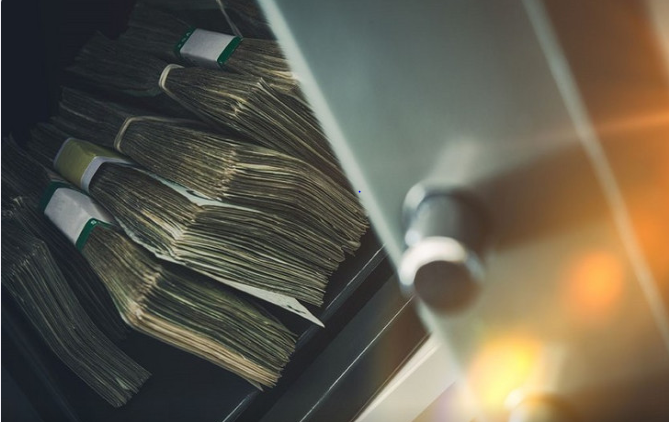 Biznesmenin yarım milyardı oğurlandı