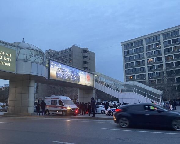 Bakıda avtomobil keçiddən istifadə etməyən qadını vurub - FOTO
