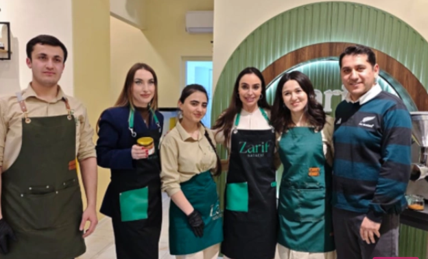 Leyla Əliyeva və Alena Əliyeva Gəncədə qadın sahibkarın sağlam qida brendi ilə tanış olublar