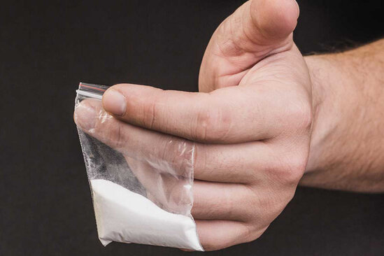 Ata həbsdəki oğluna corabın içində heroin gətirib - FOTO