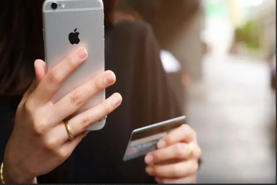 "iPhone" güvənsizliyi: Kredit kartınızı indi çıxarın