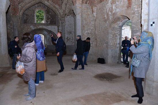 Diplomatlar və əcnəbi jurnalistlər Şuşada tarixi-dini abidələri ziyarət etdilər - FOTO