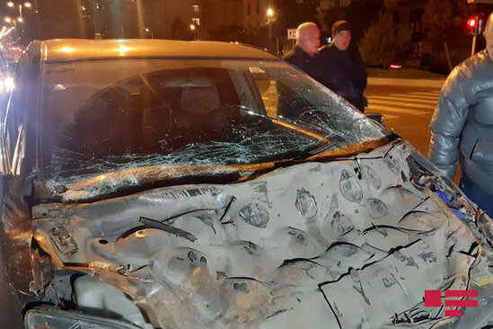 Bakıda DƏHŞƏTLİ QƏZA: Minik avtomobili deformasiyaya uğradı - FOTO + VİDEO