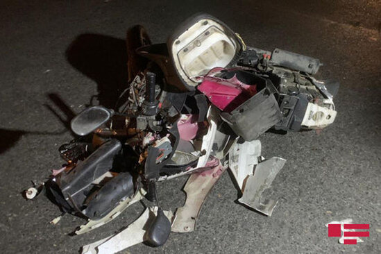 Paytaxtda əks yola çıxan motosiklet qəza törətdi: Sürücünün ayaqları sındı - FOTO/VİDEO