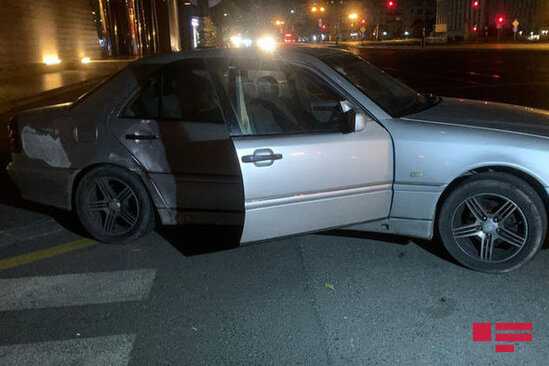 Paytaxtda əks yola çıxan motosiklet qəza törətdi: Sürücünün ayaqları sındı - FOTO/VİDEO