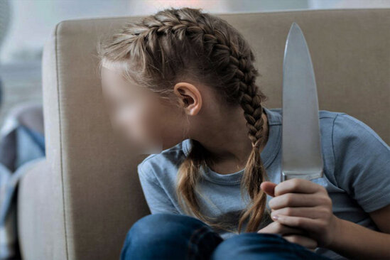 12 yaşlı qız atalığını öldürdü