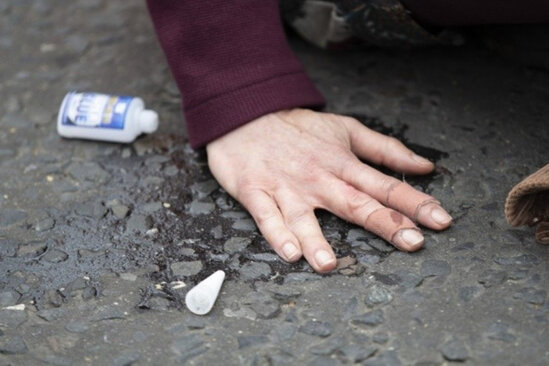 Özlərini yola yapışdırdılar – VİDEO