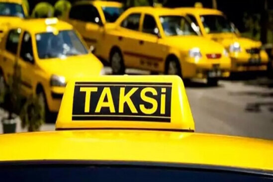 Taksi sürücüsünün başına vurub PULUNU ALDILAR