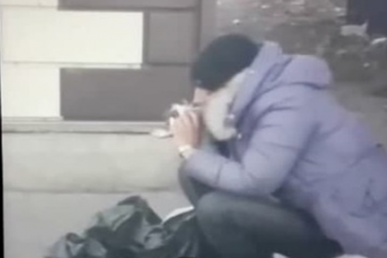 Qadın göyərçini küçənin ortasında diri-diri yedi - VİDEO