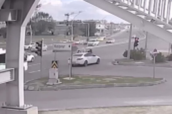 Ölümlə üz-üzə qalan at özünü belə qurtardı - VİDEO