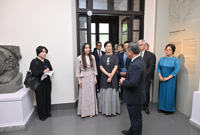 Leyla Əliyeva Vyetnamda muzeydə - Fotolar