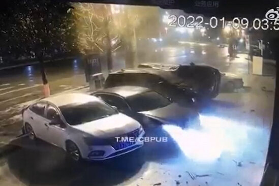 Maşını belə park edən görmüşdünüz? - VİDEO