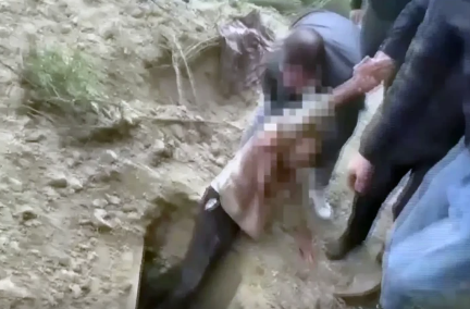 Diri-diri basdırılan 62 yaşlı kişi belə xilas olundu - VİDEO