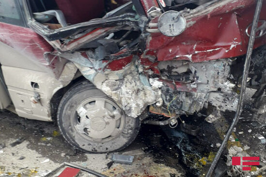 Sumqayıtda mikroavtobus minik avtomobili ilə toqquşub: Ondan artıq yaralı var - YENİLƏNİB + FOTO/VİDEO