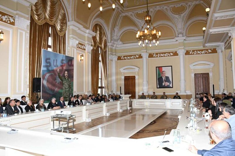 Eldar Əzizov şəhid ailələri ilə görüşdü