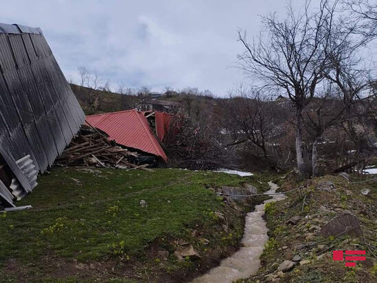 Lerikdə torpaq sürüşməsi: Ev, tövlə, mal-qara torpaq altında qaldı - FOTO
