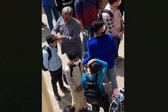 Məktəbdə oğlan şagirdlərin saçı məcburi kəsildi - VİDEO